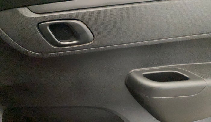 2017 Renault Kwid RXT 0.8, Petrol, Manual, 33,767 km, Driver Side Door Panels Control