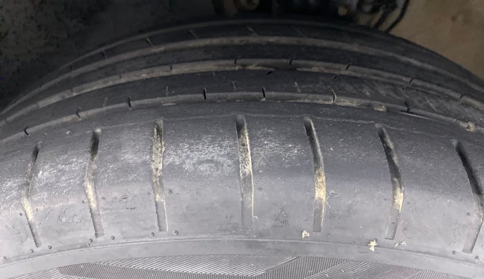 2019 Volkswagen Ameo HIGHLINE PLUS 1.0, Petrol, Manual, 27,867 km, Left Front Tyre Tread