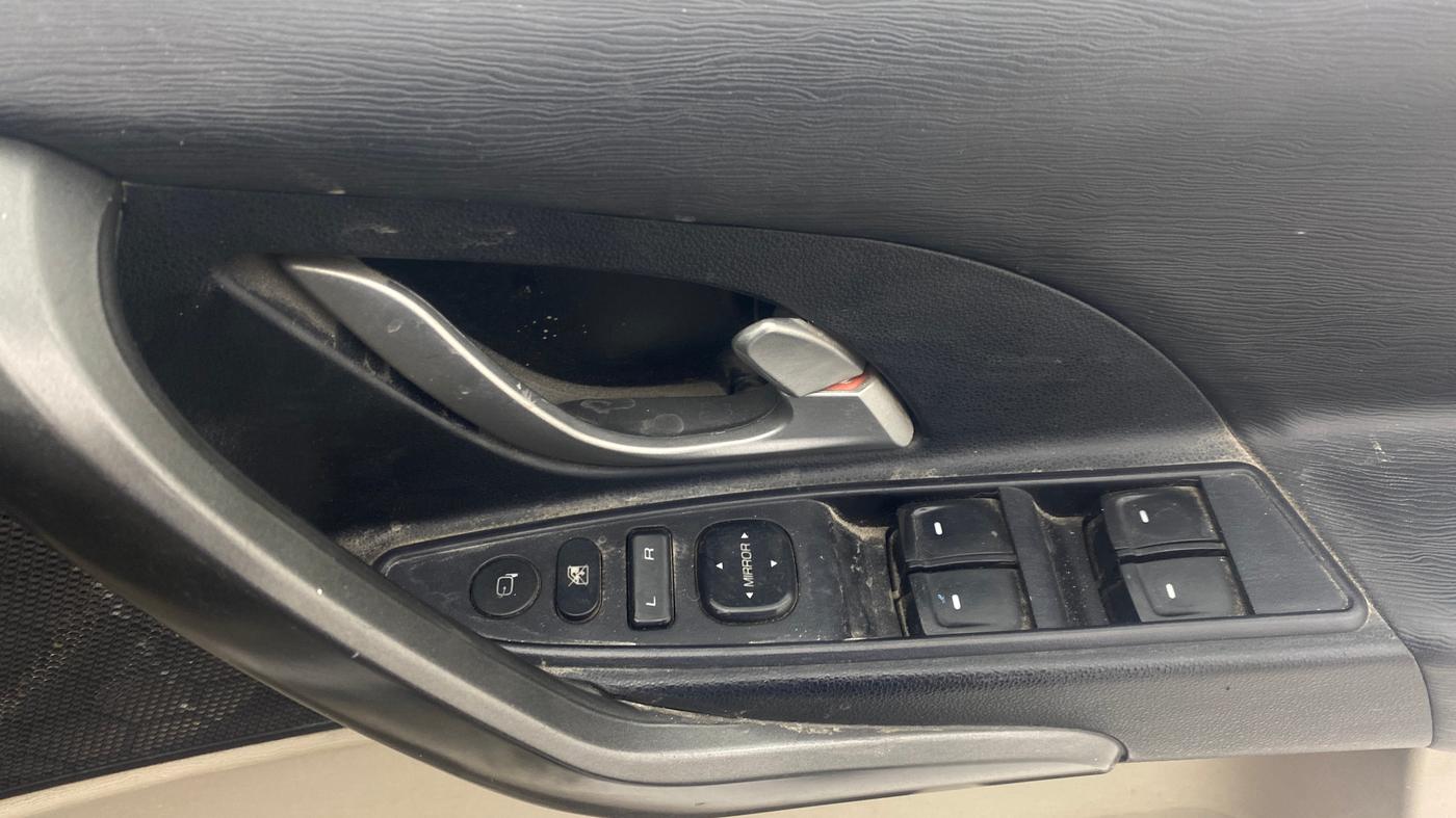 2017 Mahindra XUV500 W6 1.99, Diesel, Manual, 63,795 km, Driver Side Door Panels Control