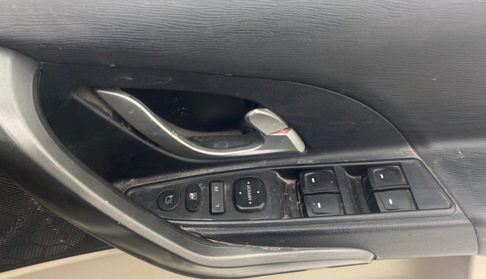 2017 Mahindra XUV500 W6 1.99, Diesel, Manual, 63,827 km, Driver Side Door Panels Control