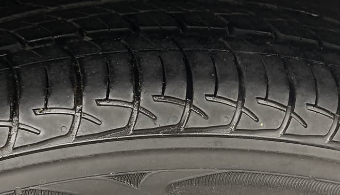 2016 Volkswagen Ameo COMFORTLINE 1.2L, Petrol, Manual, 51,489 km, Right Front Tyre Tread