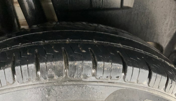 2018 Maruti Dzire LXI, CNG, Manual, 1,09,606 km, Right Rear Tyre Tread