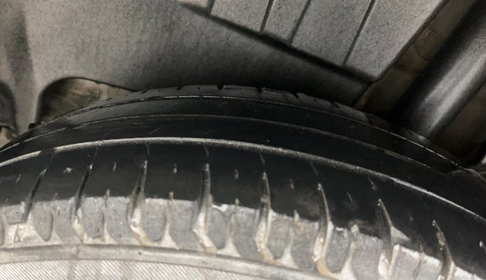 2018 Maruti Dzire LXI, CNG, Manual, 1,09,606 km, Left Rear Tyre Tread