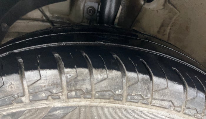 2018 Maruti Dzire LXI, CNG, Manual, 1,09,606 km, Left Front Tyre Tread
