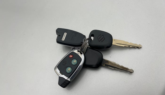 2018 Maruti Dzire LXI, CNG, Manual, 1,09,606 km, Key Close Up