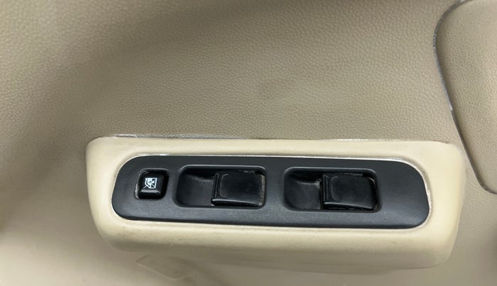 2018 Maruti Dzire LXI, CNG, Manual, 1,09,606 km, Driver Side Door Panels Control