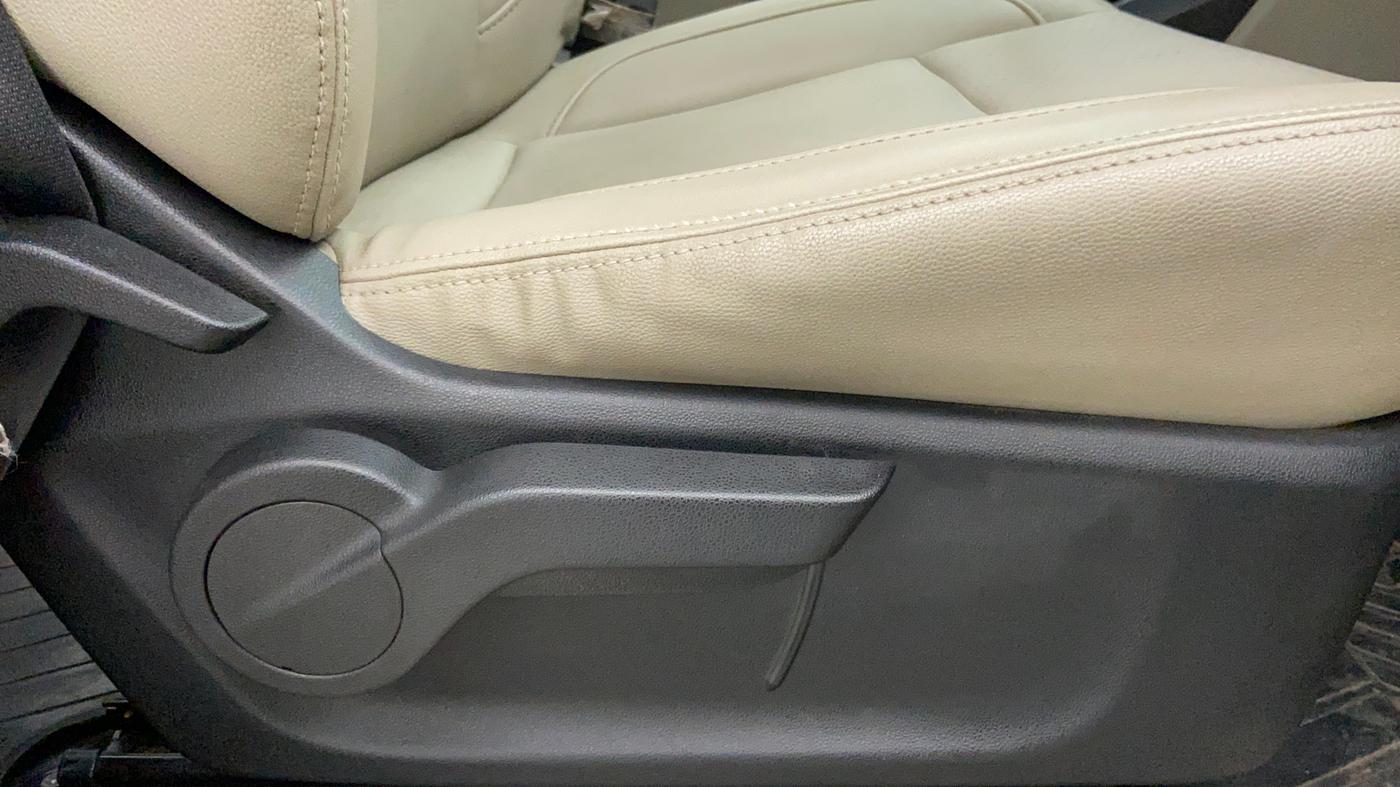 2018 Mahindra MARAZZO M8 7 STR, Diesel, Manual, 75,436 km, Driver Side Adjustment Panel