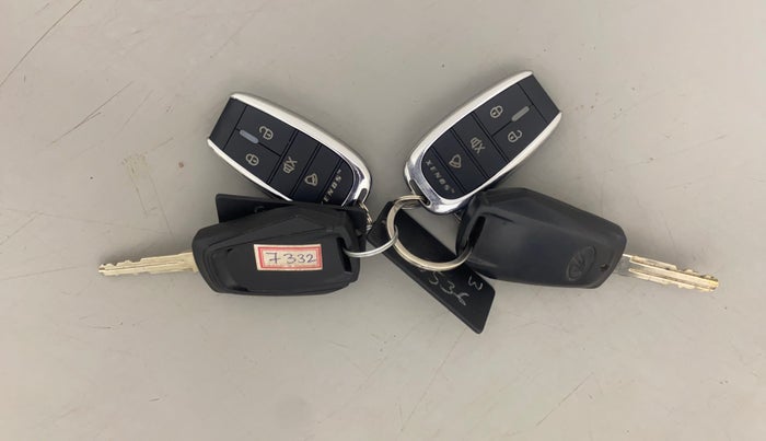 2016 Mahindra Kuv100 K4 6 STR, Petrol, Manual, 57,347 km, Key Close Up