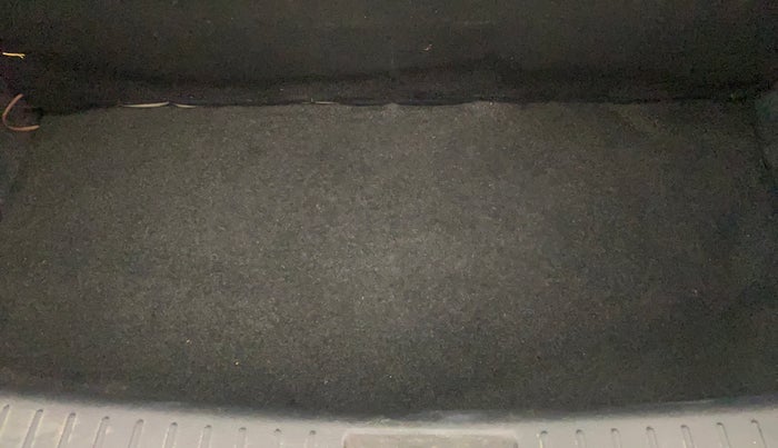 2016 Mahindra Kuv100 K4 6 STR, Petrol, Manual, 57,347 km, Boot Inside