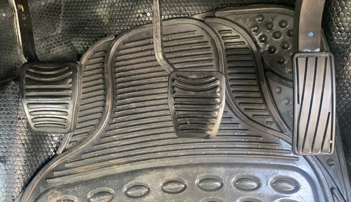 2016 Mahindra Kuv100 K4 6 STR, Petrol, Manual, 57,347 km, Pedals