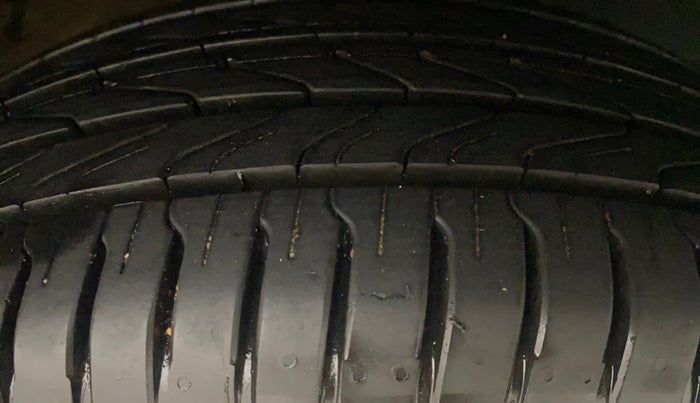 2016 Mahindra Kuv100 K4 6 STR, Petrol, Manual, 57,347 km, Right Front Tyre Tread