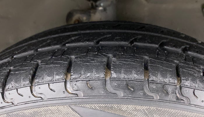 2011 Maruti A Star VXI (ABS) AT, Petrol, Automatic, 65,985 km, Right Front Tyre Tread