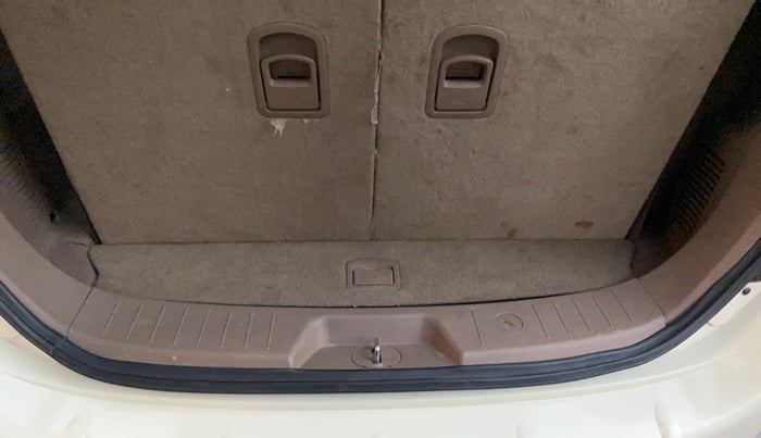 2015 Mahindra XUV500 W6, Diesel, Manual, 76,338 km, Boot Inside