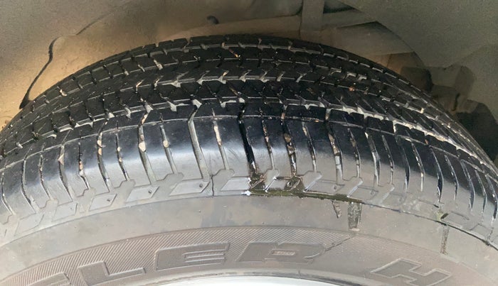 2015 Mahindra XUV500 W6, Diesel, Manual, 76,338 km, Left Rear Tyre Tread