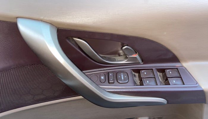 2015 Mahindra XUV500 W6, Diesel, Manual, 76,338 km, Driver Side Door Panels Control