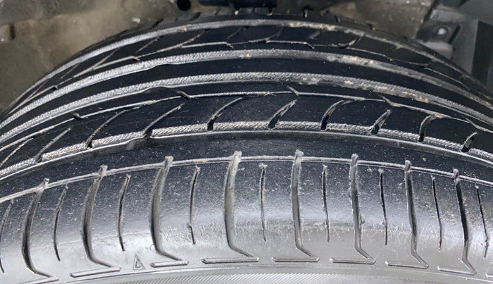 2017 Maruti Swift VDI, Diesel, Manual, 42,055 km, Right Front Tyre Tread