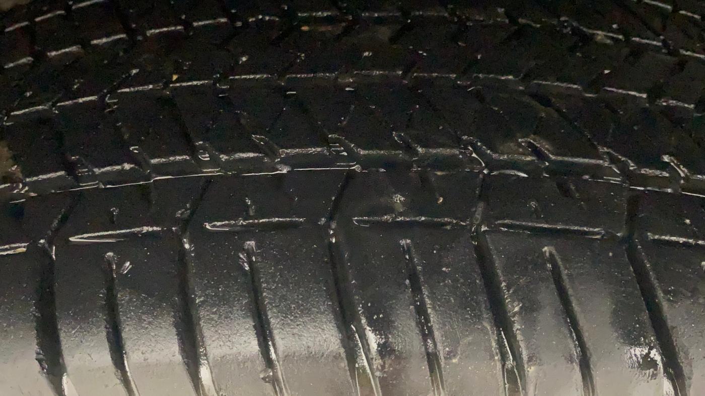 2016 Mahindra XUV500 W10 AT, Diesel, Automatic, 1,15,749 km, Right Rear Tyre Tread