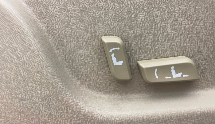 2016 Mahindra XUV500 W10 AT, Diesel, Automatic, 1,15,749 km, Driver Side Adjustment Panel