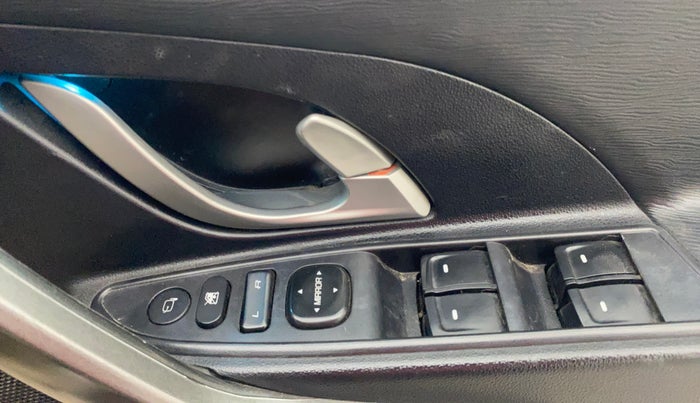 2016 Mahindra XUV500 W10 AT, Diesel, Automatic, 1,15,749 km, Driver Side Door Panels Control