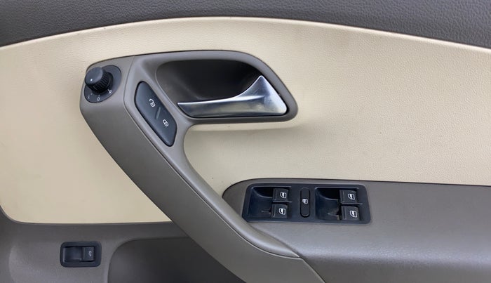 2013 Volkswagen Vento HIGHLINE 1.6 MPI, Petrol, Manual, 18,870 km, Driver Side Door Panels Control