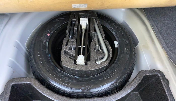 2013 Volkswagen Vento HIGHLINE 1.6 MPI, Petrol, Manual, 18,870 km, Spare Tyre