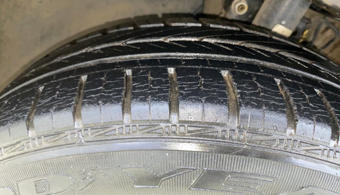 2013 Volkswagen Vento HIGHLINE 1.6 MPI, Petrol, Manual, 18,870 km, Left Front Tyre Tread