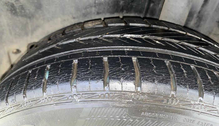 2013 Volkswagen Vento HIGHLINE 1.6 MPI, Petrol, Manual, 18,870 km, Left Rear Tyre Tread