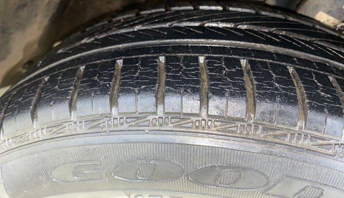 2013 Volkswagen Vento HIGHLINE 1.6 MPI, Petrol, Manual, 18,870 km, Right Front Tyre Tread