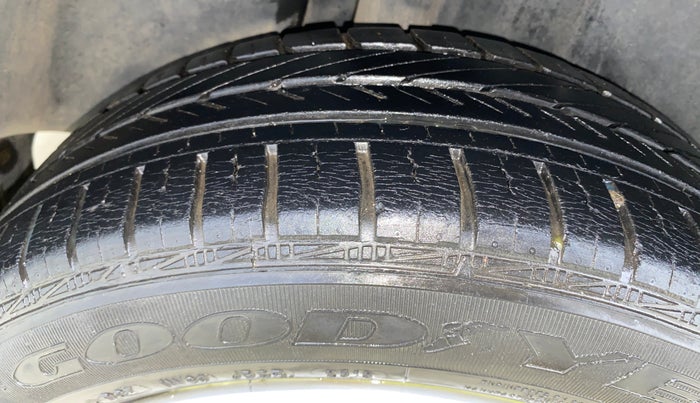 2013 Volkswagen Vento HIGHLINE 1.6 MPI, Petrol, Manual, 18,870 km, Right Rear Tyre Tread