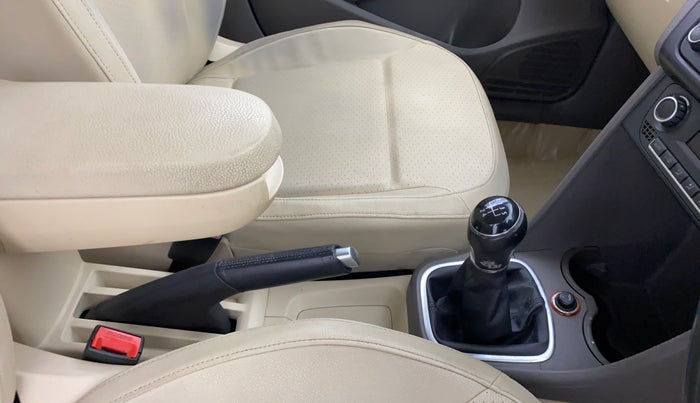 2013 Volkswagen Vento HIGHLINE 1.6 MPI, Petrol, Manual, 18,870 km, Gear Lever