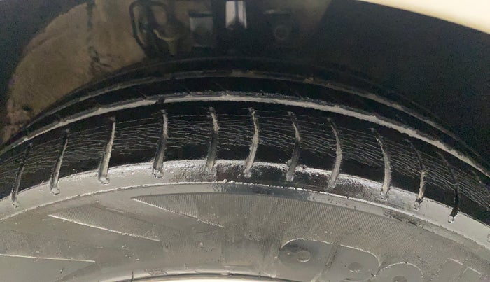 2013 Volkswagen Polo HIGHLINE DIESEL, Diesel, Manual, 88,482 km, Right Front Tyre Tread