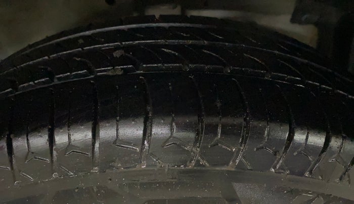 2015 Maruti Swift VXI, Petrol, Manual, 68,345 km, Right Front Tyre Tread