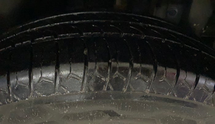 2015 Maruti Swift VXI, Petrol, Manual, 68,345 km, Left Rear Tyre Tread