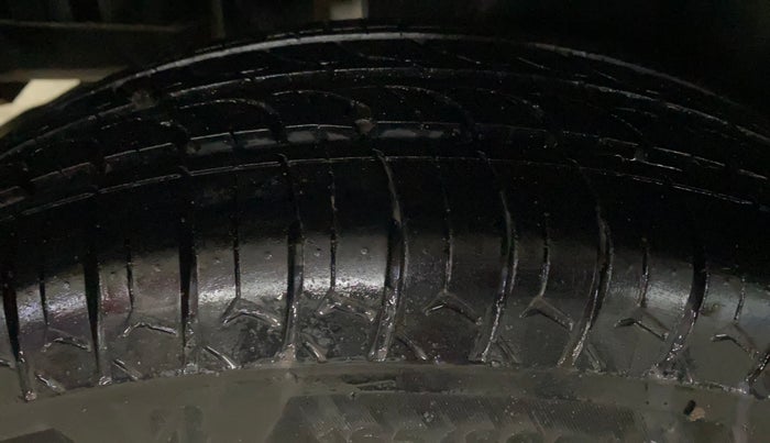 2015 Maruti Swift VXI, Petrol, Manual, 68,345 km, Right Rear Tyre Tread