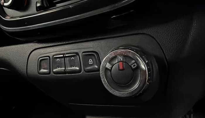 2017 Renault Kwid RXT 1.0 AMT (O), Petrol, Automatic, 1,00,783 km, Gear Lever