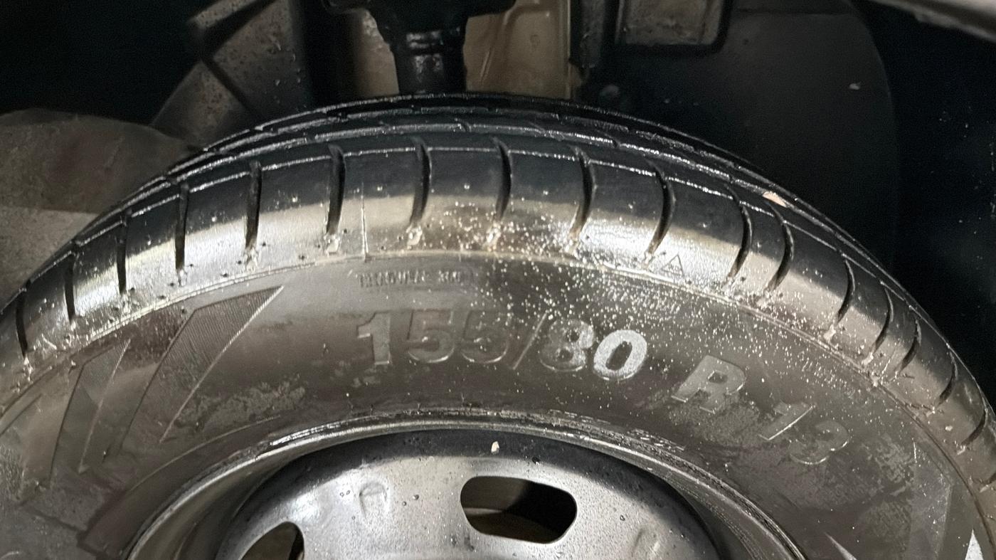 2017 Renault Kwid RXT 1.0 AMT (O), Petrol, Automatic, 1,00,783 km, Right Front Tyre Tread
