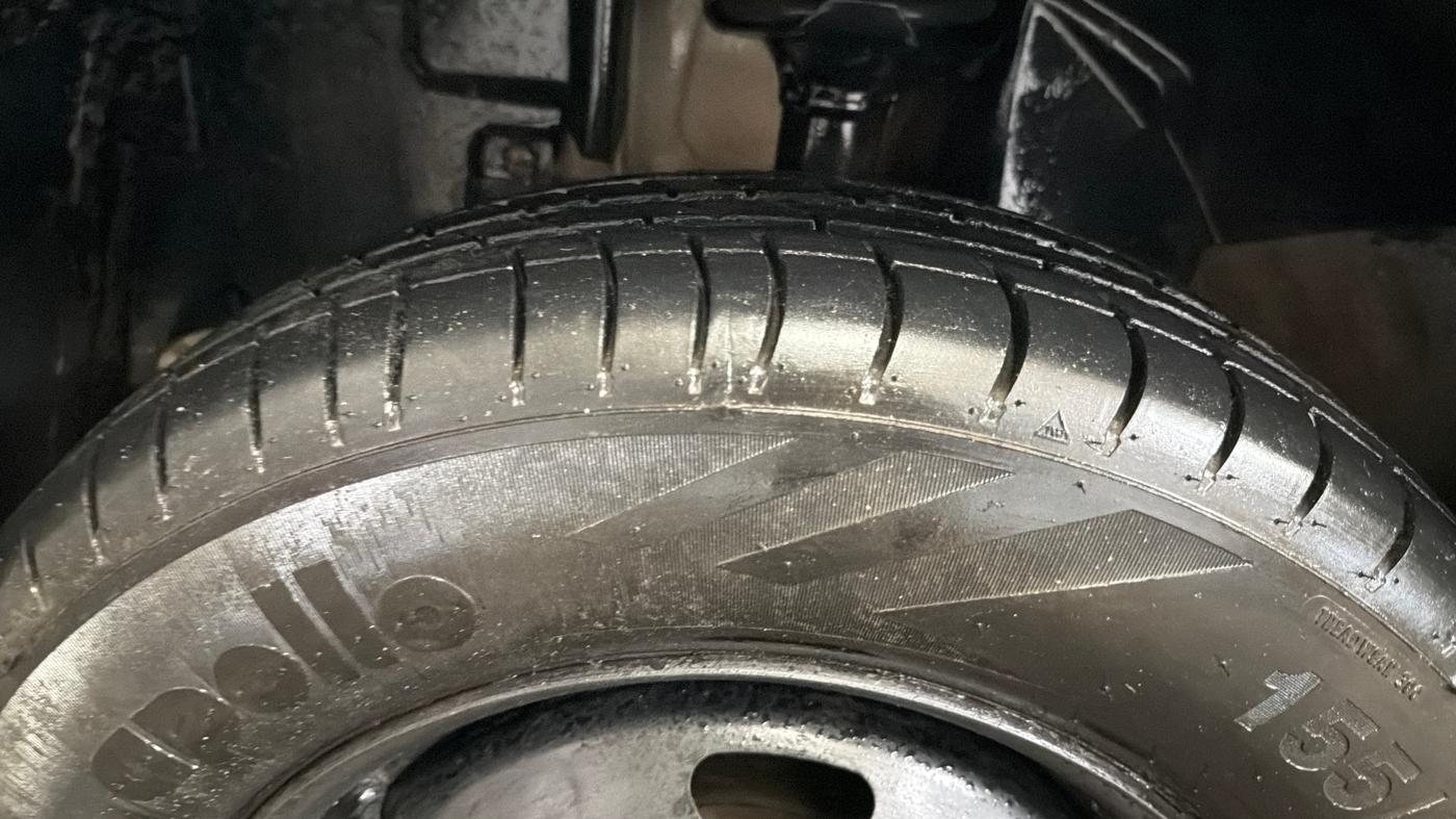 2017 Renault Kwid RXT 1.0 AMT (O), Petrol, Automatic, 1,00,783 km, Left Front Tyre Tread