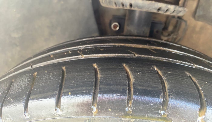 2015 Volkswagen Vento COMFORTLINE DIESEL 1.5, Diesel, Manual, 1,21,148 km, Left Front Tyre Tread