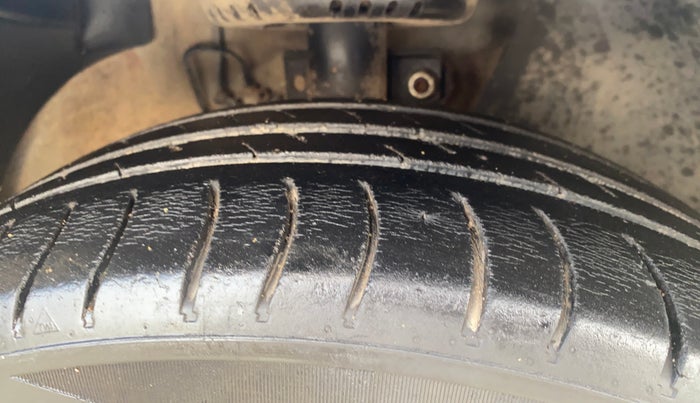 2015 Volkswagen Vento COMFORTLINE DIESEL 1.5, Diesel, Manual, 1,21,148 km, Right Front Tyre Tread