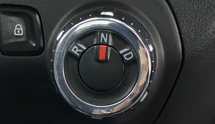 2016 Renault Kwid 1.0 RXT Opt AT, Petrol, Automatic, 40,795 km, Gear Lever