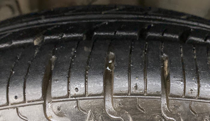 2016 Renault Kwid 1.0 RXT Opt AT, Petrol, Automatic, 40,795 km, Left Front Tyre Tread