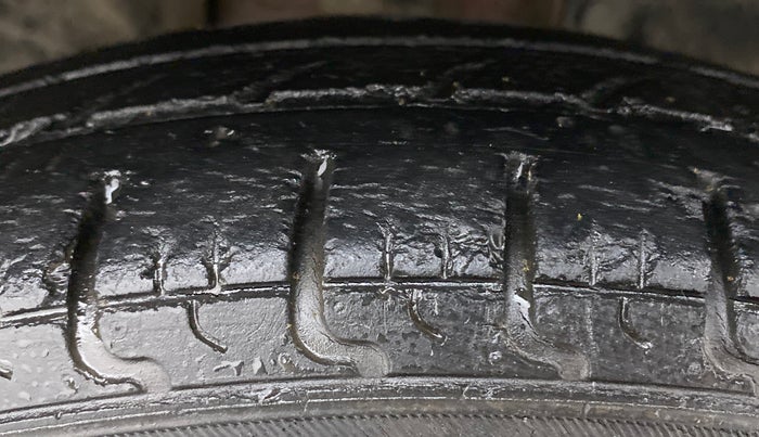 2016 Renault Kwid 1.0 RXT Opt AT, Petrol, Automatic, 40,795 km, Right Front Tyre Tread