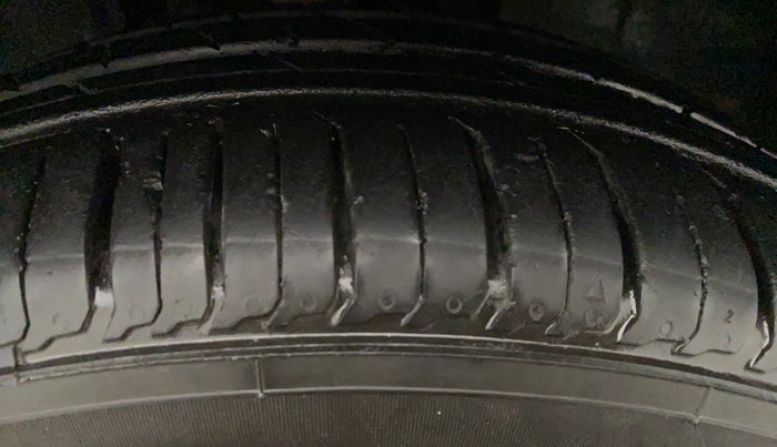 2021 Renault TRIBER RXZ AMT, Petrol, Automatic, 11,208 km, Right Front Tyre Tread