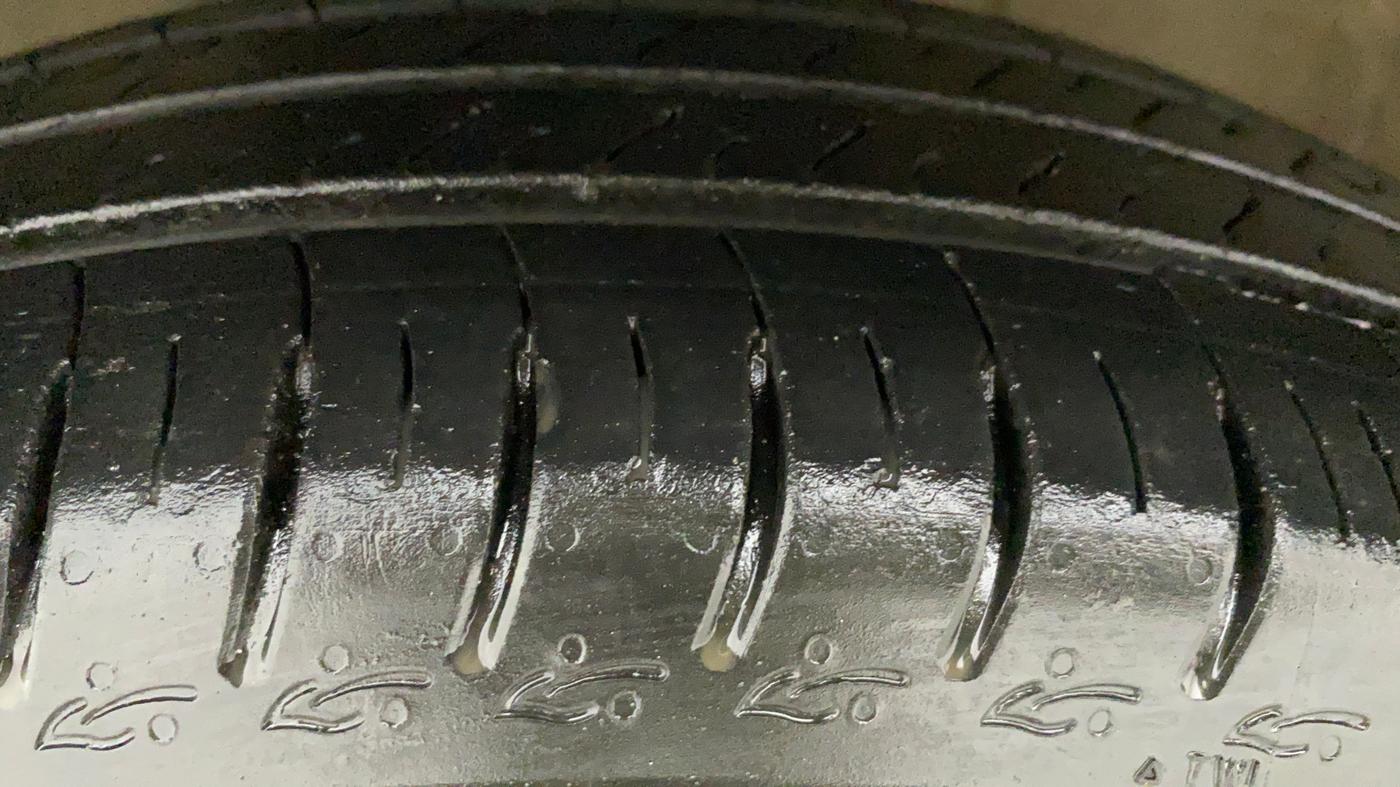 2016 Maruti Swift VXI, Petrol, Manual, 77,150 km, Left Front Tyre Tread