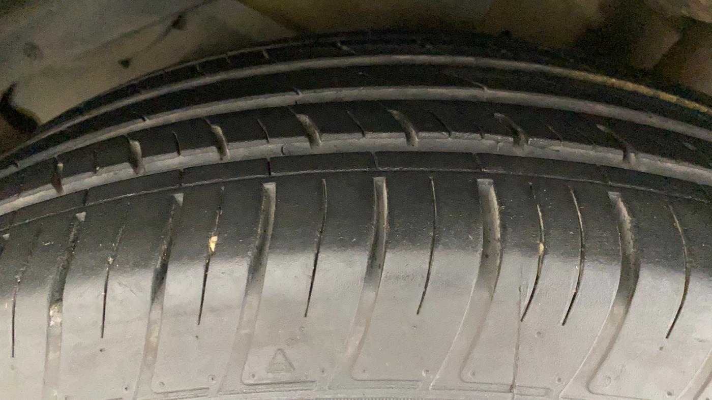 2017 Mahindra XUV500 W6, Diesel, Manual, 69,651 km, Left Front Tyre Tread