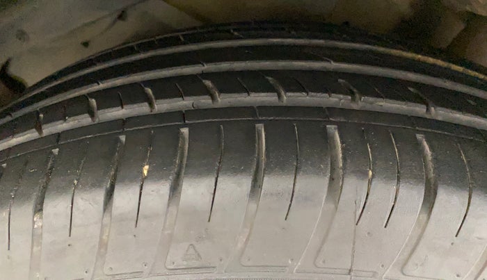 2017 Mahindra XUV500 W6, Diesel, Manual, 69,651 km, Left Front Tyre Tread