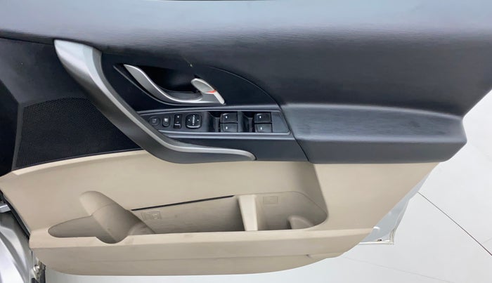 2017 Mahindra XUV500 W6, Diesel, Manual, 69,651 km, Driver Side Door Panels Control
