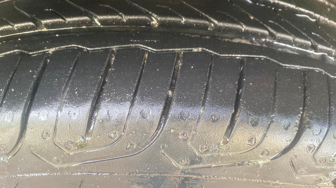 2015 Volkswagen Vento HIGHLINE DIESEL 1.5, Diesel, Manual, 1,09,637 km, Right Front Tyre Tread