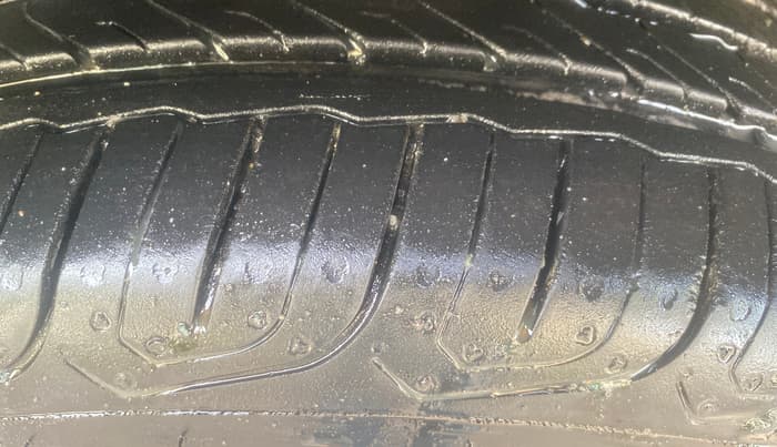 2015 Volkswagen Vento HIGHLINE DIESEL 1.5, Diesel, Manual, 1,09,637 km, Right Front Tyre Tread