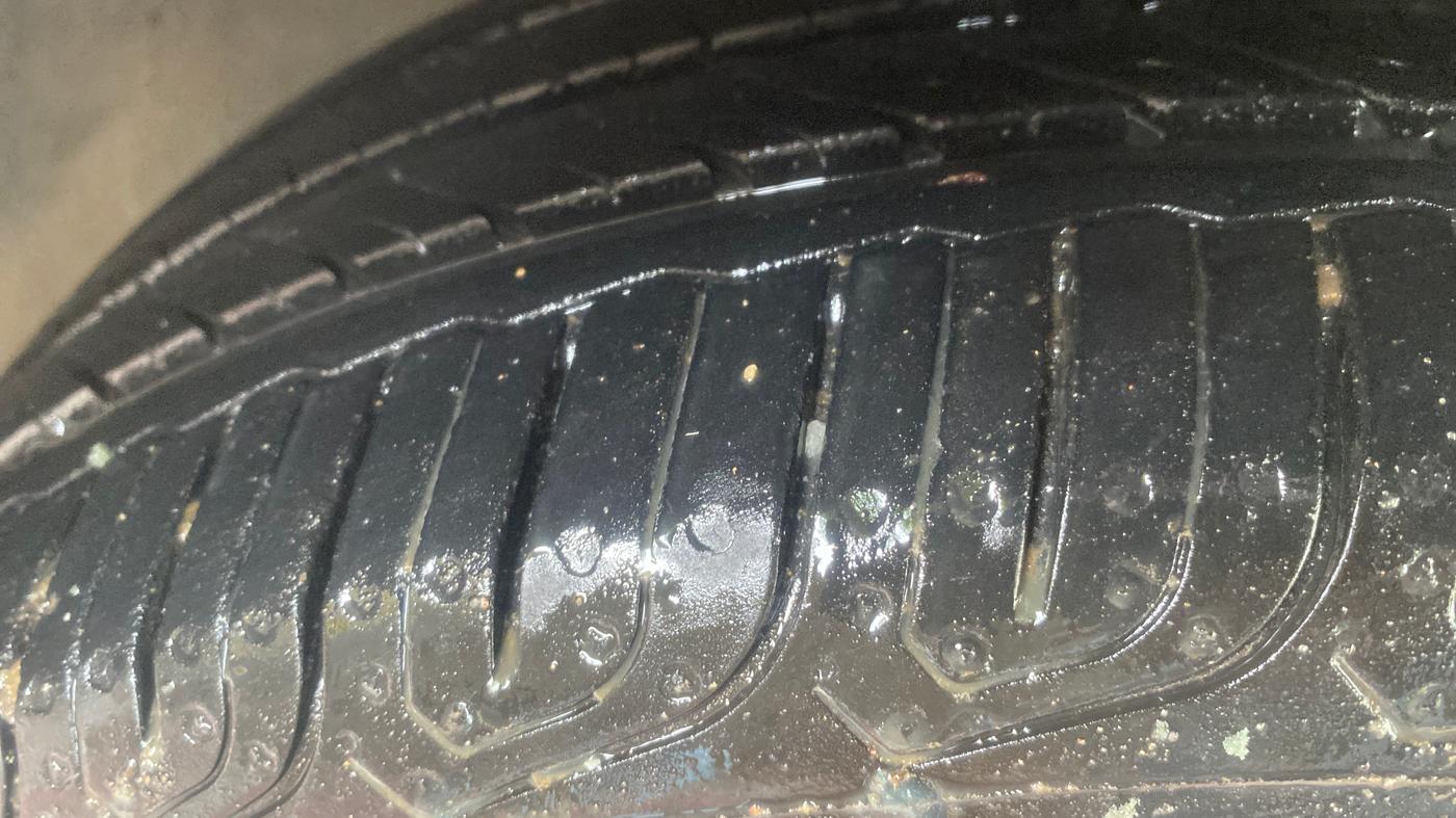 2015 Volkswagen Vento HIGHLINE DIESEL 1.5, Diesel, Manual, 1,09,637 km, Left Front Tyre Tread